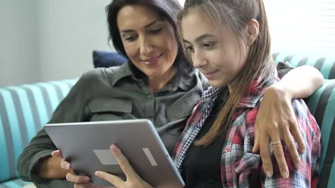 母亲和女儿使用数字平板电脑