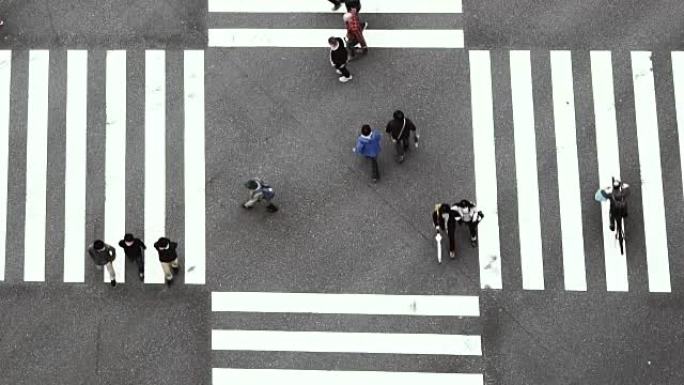 人们的慢动作FHD镜头与鸟瞰图行人交叉路口银座人行横道汽车交通在东京市。日本，日本文化观念