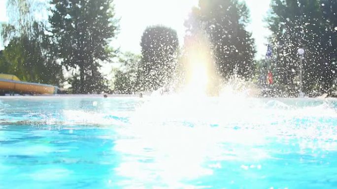 高清超级慢镜头：男子在泳池中跳跃