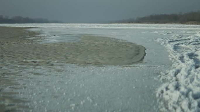 深冬。冰冻的河流