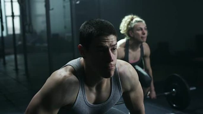 年轻运动员男女在健身房锻炼体重