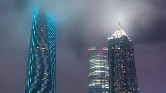 雾霾天气下的上海夜间照明摩天大楼 (CU LA Panning)