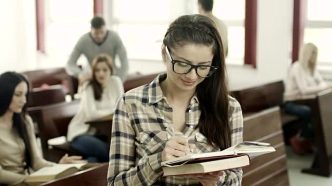 年轻女学生记录写字笑脸