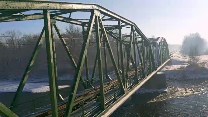 河上的空中铁路桥跨江大桥地标建筑冬季景色