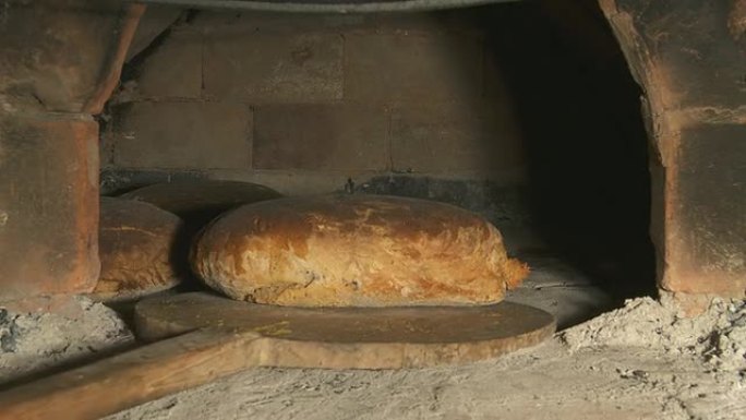HD DOLLY：用果皮从烤箱中取出面包