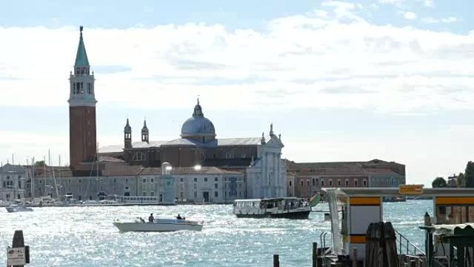 意大利威尼斯的圣乔治·马焦雷威尼斯教堂，吊船在水上摇摆