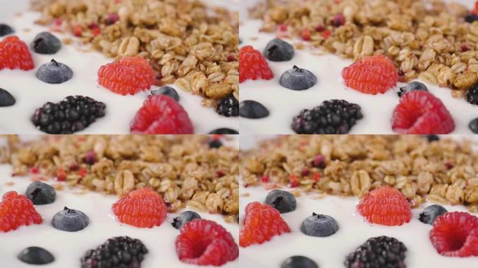 用草莓酸奶和格兰诺拉麦片制成的典型正宗早餐的组成。