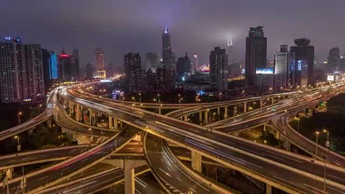 延时-延安桥 (WS LR Pan) 夜间繁忙路口的鸟瞰图