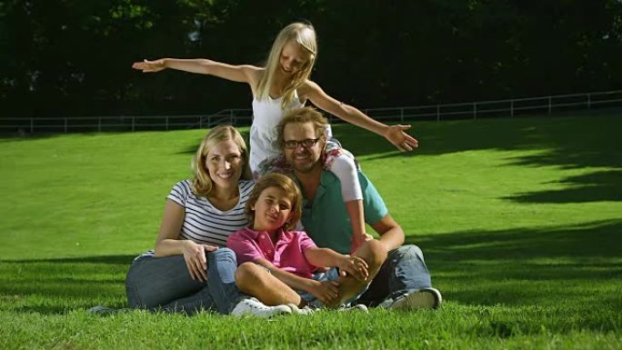 一家人坐在公园里