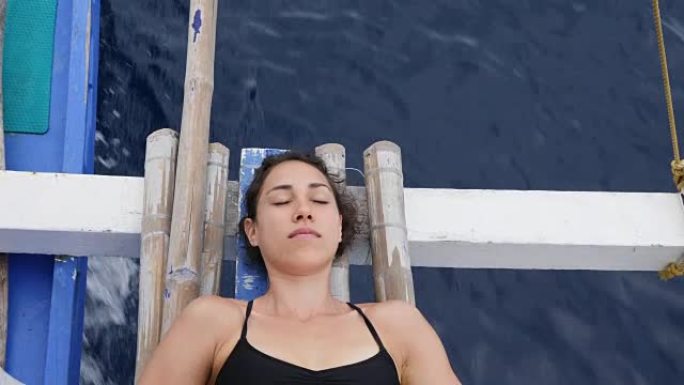 女人在乘船时小睡