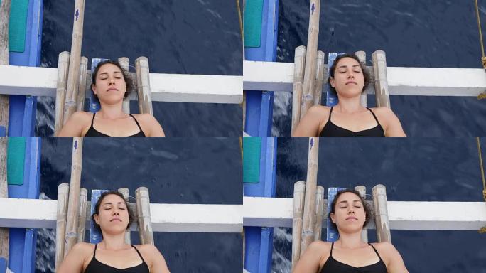 女人在乘船时小睡