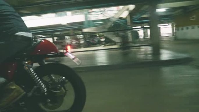 现实生活: 男子驾驶摩托车