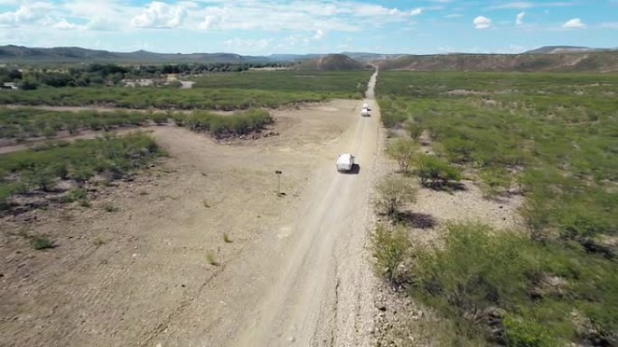 直升机在纳米比亚开车离开公路