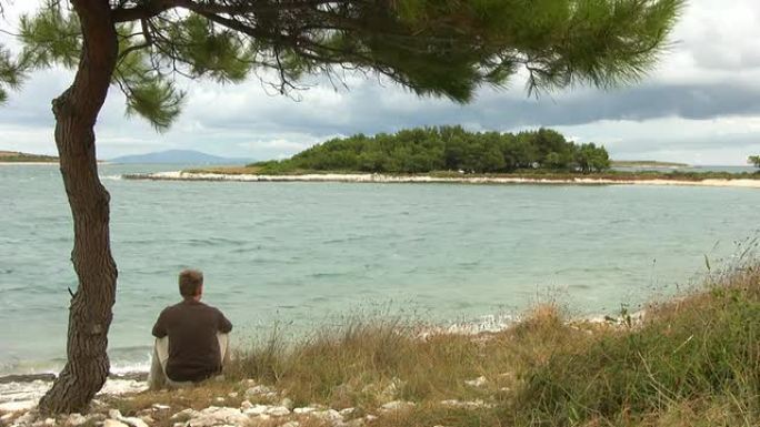 高清：海滩上的忧郁男人