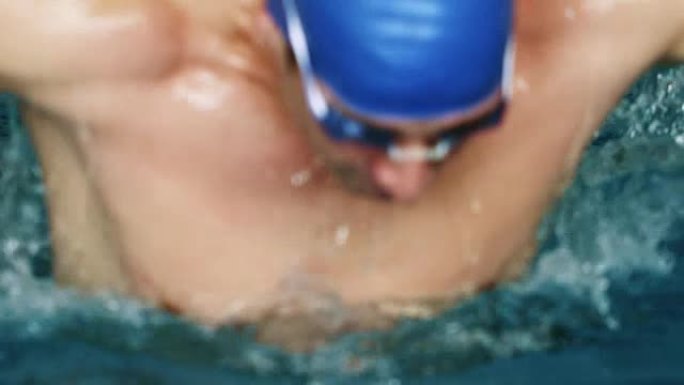 游泳运动员做蝶泳