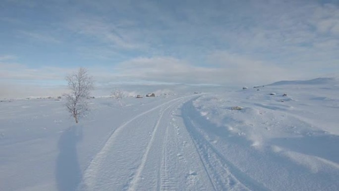 POV在Kirkenes镇附近的雪地中行走