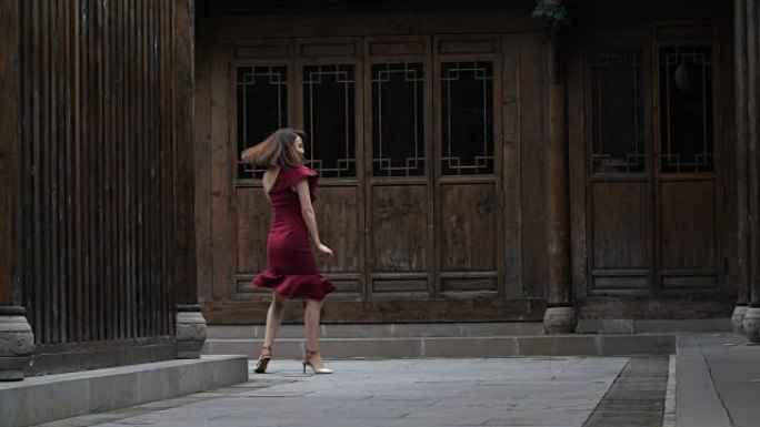 年轻漂亮的中国女人在街上跳舞