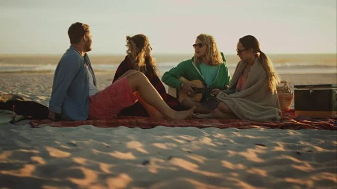 坐在海滩上的朋友坐在海滩上的朋友吉它外国