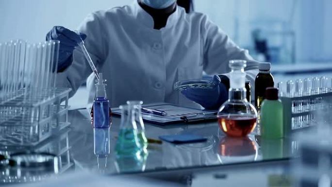 在实验室工作的科学家。