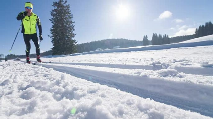 年轻的男运动员在滑雪道上进行越野滑雪