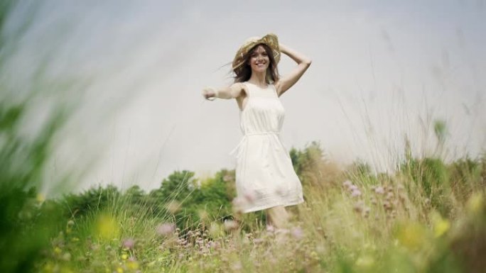 草地上的女人白色连衣裙田园风光旋转转圈