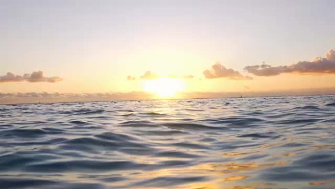 海洋上的日落景色海平面夕阳流动海水