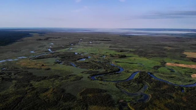 河流蜿蜒在草地上河流蜿蜒在草地上