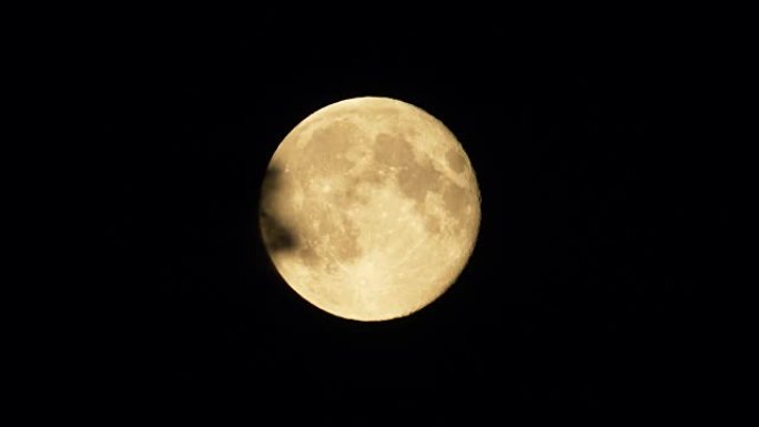 云层后面的满月超级圆月月球明月八月十五
