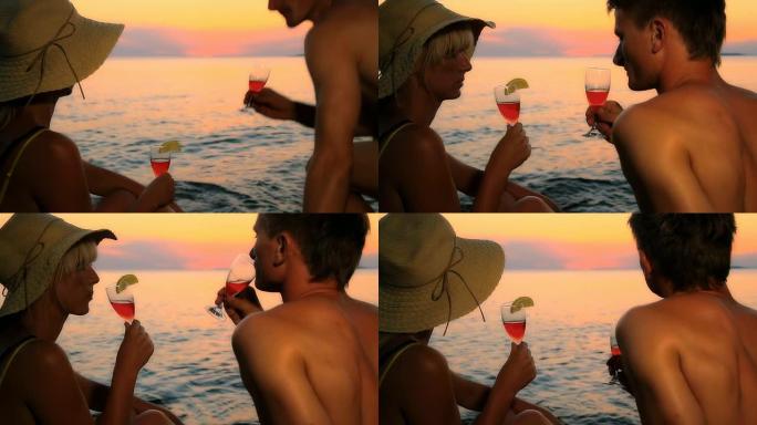 高清：日落时分，情侣在海滩上祝酒