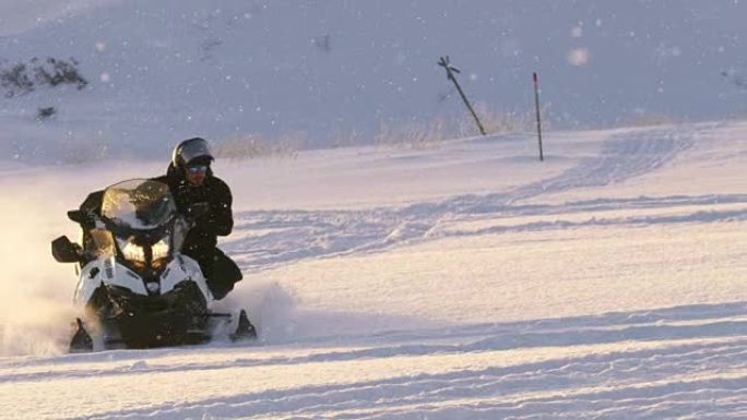 SLO MO年轻人驾驶雪地摩托超速行驶