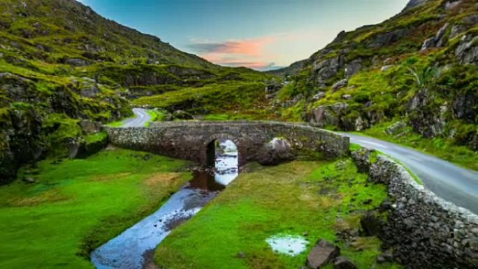 爱尔兰景观与老石桥在Dunloe-Aerial的间隙