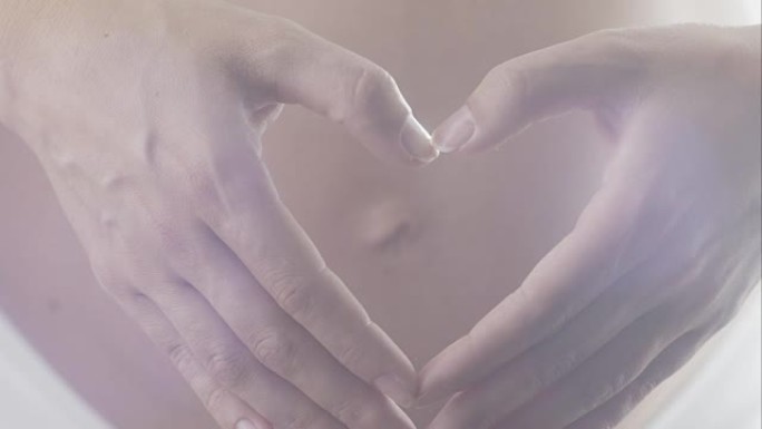 怀孕-女人腹部与心形手
