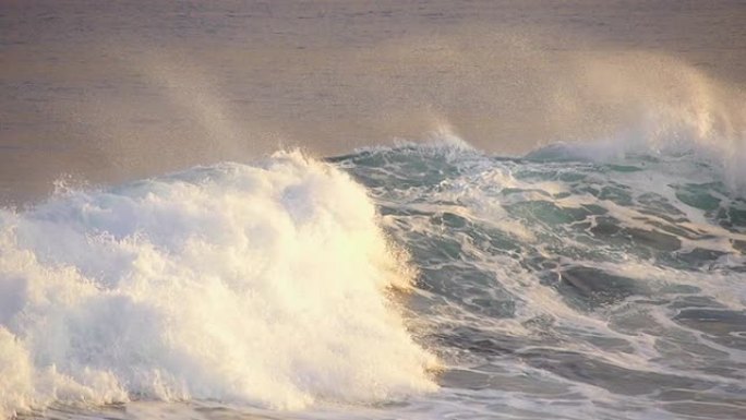 日出时破浪大气震撼海浪