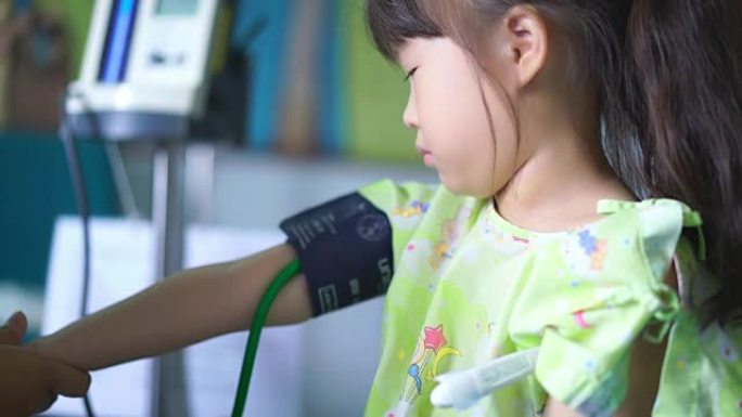 医生检查儿童血压亚裔小女孩测试血压力低压