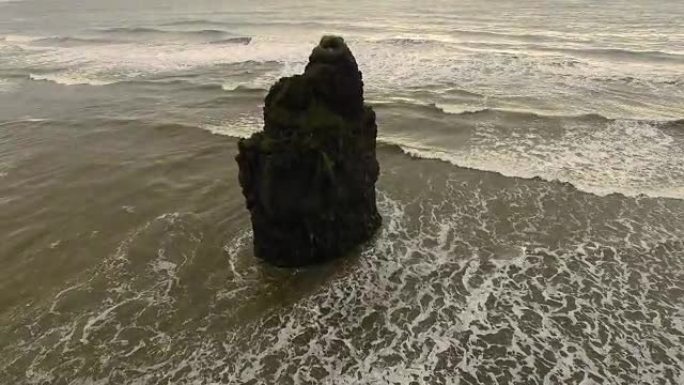 空中大黑岩在海中空中大黑岩在海中