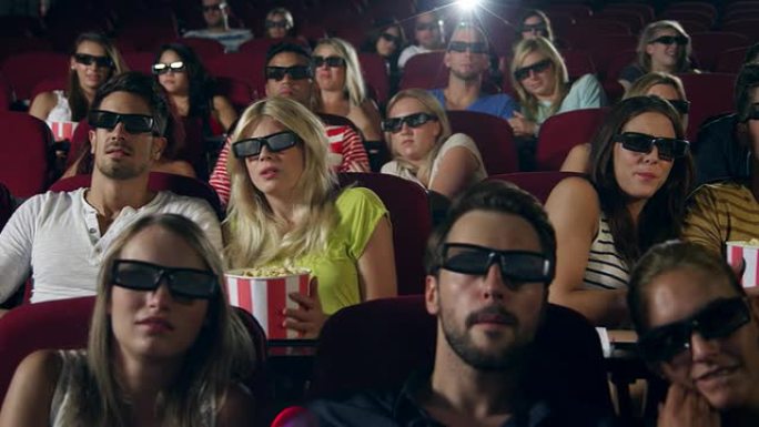人们3D观看电影看电影惊悚电影立体眼镜