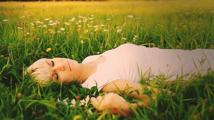HD DOLLY：躺在草地上的女人复古造型