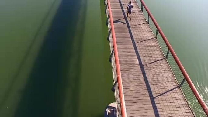 空中男子在桥上慢跑