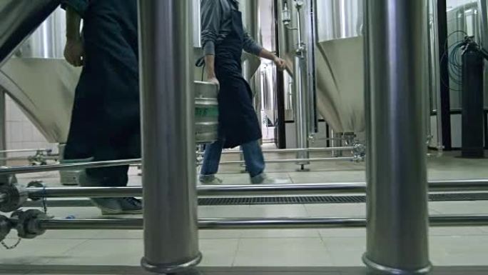 啤酒厂员工携带小桶