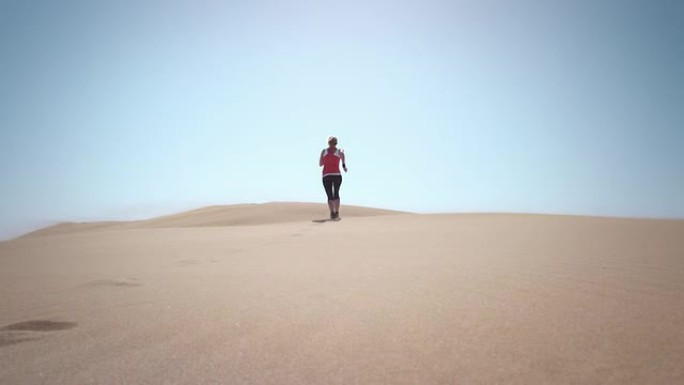 做运动的女人沙漠美女外国运动健身奋斗沙漠