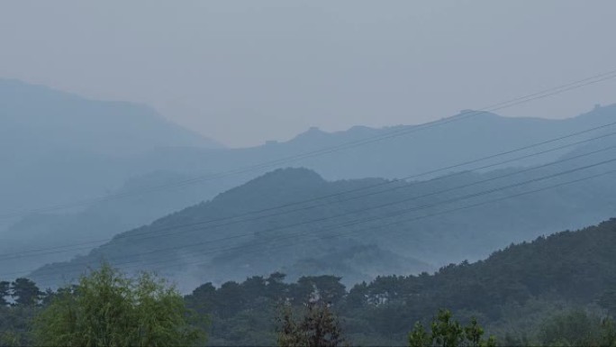 T/L雾中泛绿山脉