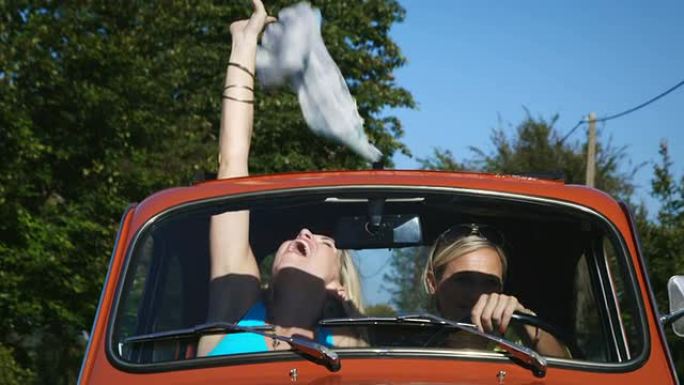 两个女孩开车高兴欢笑漂亮女性