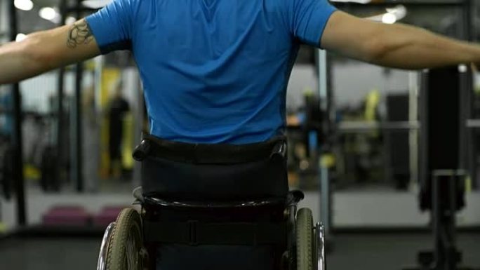 男子在健身房的有线电视机上进行轮椅训练