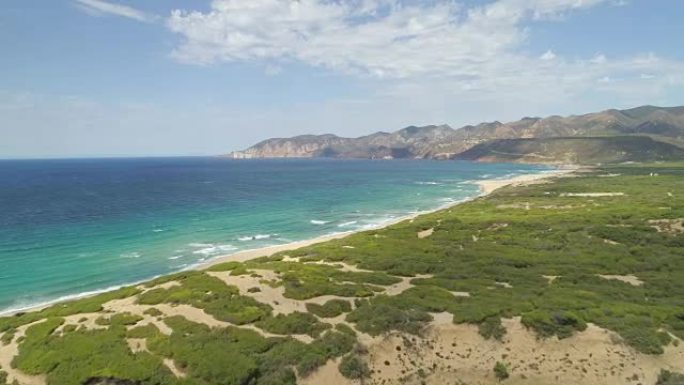 空中: 飞越地中海荒野，驶向田园诗般的沙滩。