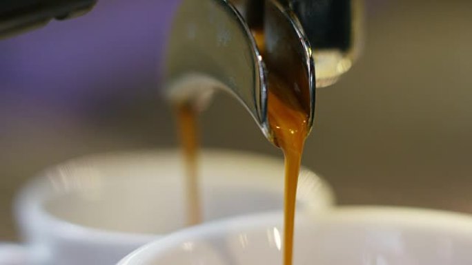 专业咖啡制造商的宏观在透明杯中供应热咖啡