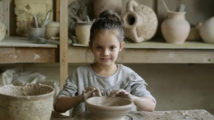 在陶瓷课上做陶器的小女孩