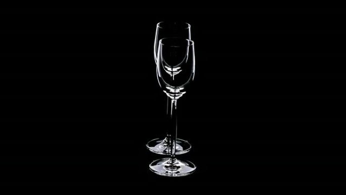 利口酒玻璃杯红酒杯子黑背景酒杯旋转杯子