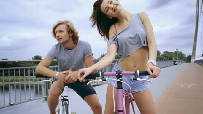迷人的夫妇骑自行车休息一下。