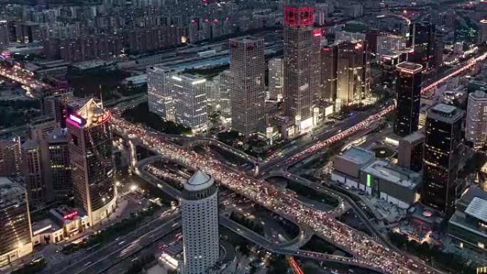 T/L WS HA PAN China，北京，繁忙十字路口鸟瞰图，昼夜过渡，交通高峰