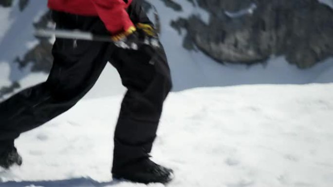 登山者在山上的雪地上行走